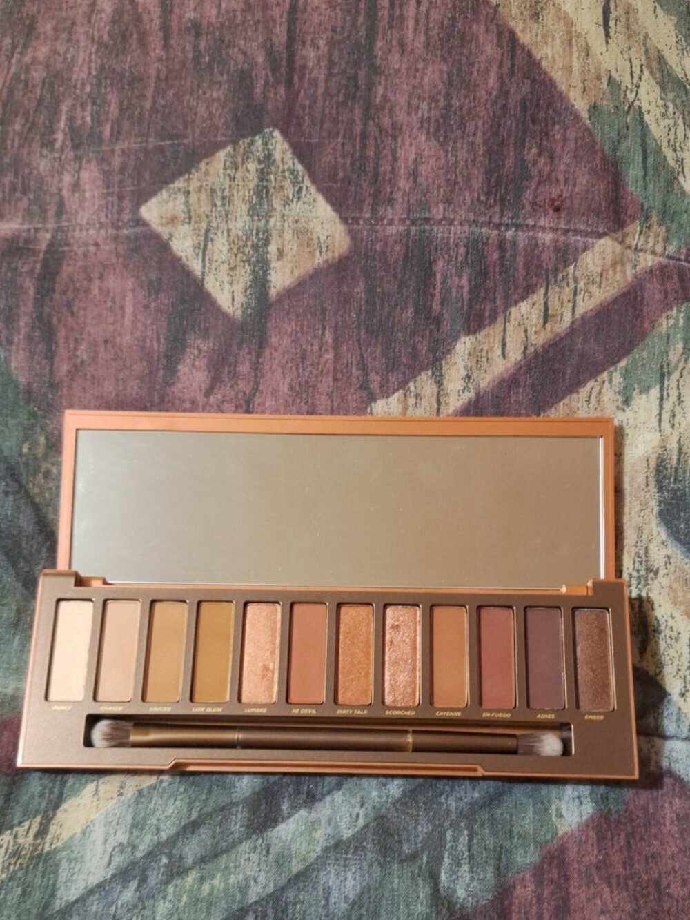 Urban Decay Naked Heat Eyeshadow Palette – With Brush (Lightly Used)